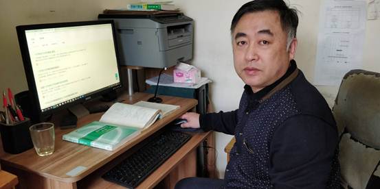 说明: E:\2020\2020年2月份beats365官网亚洲网页版（疫情期间在家完成）\线上教学剪影系列活动\高有才教学剪影\查找资料.jpg